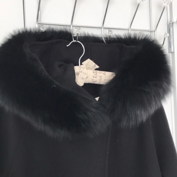 LUXURIOUS, AND ELEGANT COAT ~ Fine wool and fox fur collar. - Picture 1 of 14